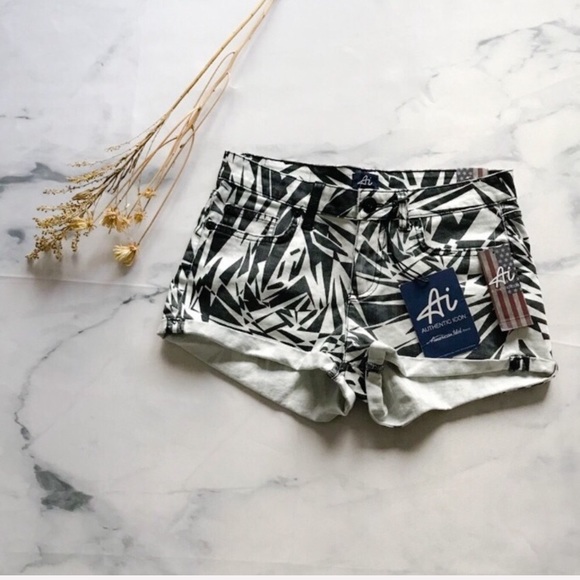 Geometric Print Five Pocket Cuffed Shorts 26 - Picture 5 of 6